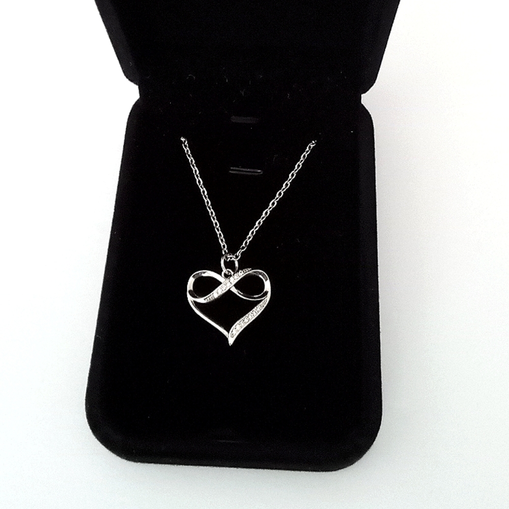 Necklace Silver Heart Pendant Necklace in Jewelry Box NEW
